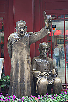 北京大栅栏道里的传统商人雕塑