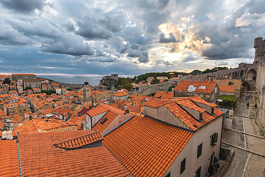 从城墙上俯瞰杜布罗夫尼克老城建筑和红色屋顶