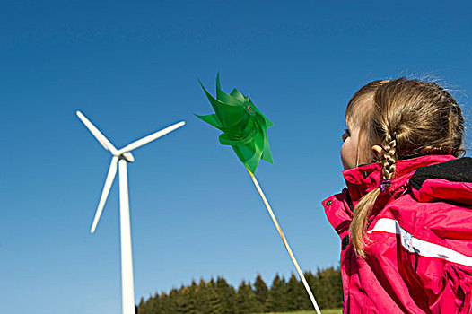 女孩,拿着,绿色,纸风车,正面,风轮机,靠近,布赖施高,黑森林,巴登符腾堡,德国,欧洲