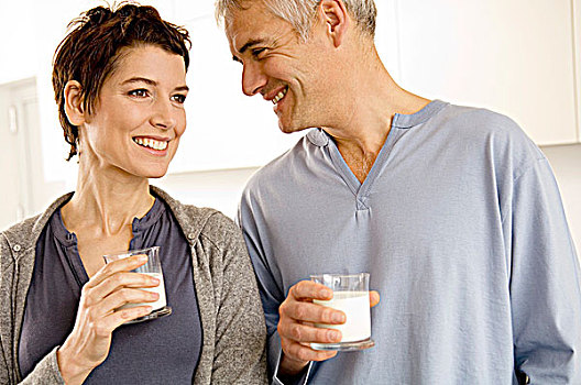 成熟,男人,中年,女人,拿着,牛奶杯