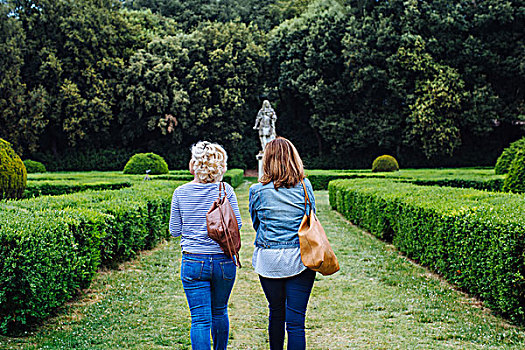 后视图,两个,成熟,女性朋友,漫步,正规花园,托斯卡纳,意大利