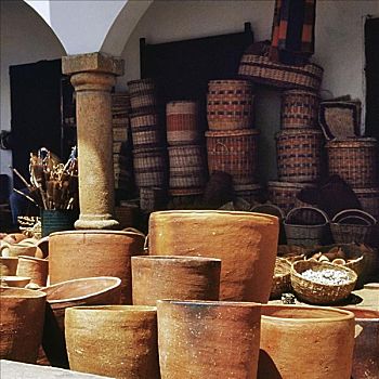 陶制容器,柳条篮,出售,市场货摊