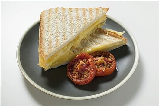烤奶酪,三明治,烤蕃茄,盘子