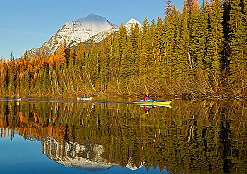 海上皮划艇,湖,冰川国家公园,蒙大拿,美国