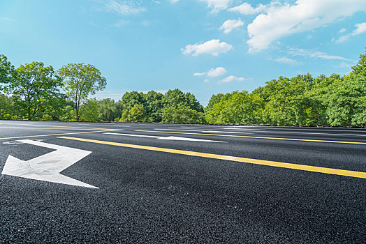 前景为空的道路地面和户外自然景观