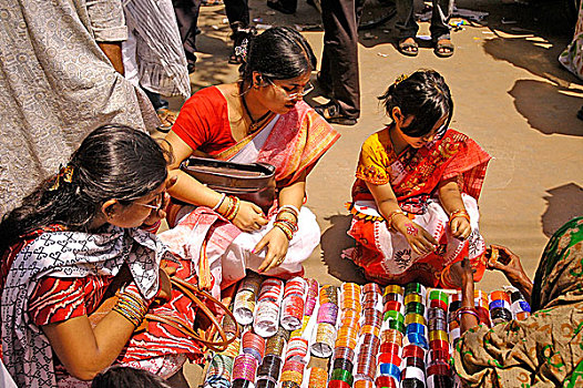 孟加拉人,女孩,买,玻璃,环饰,拿,白天,新年,达卡,孟加拉,四月,2006年
