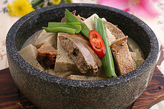 石锅鹅蚌煨冻豆腐
