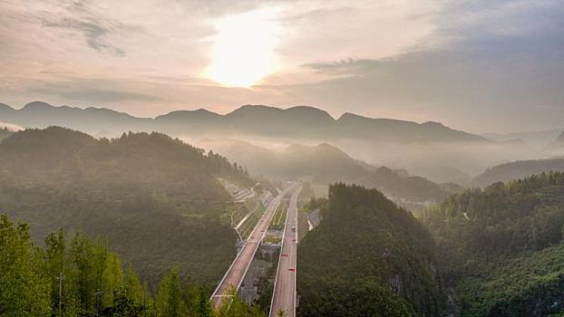 重庆酉阳,完善高速路设施,乡村最美秋景