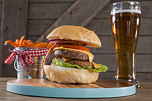 汉堡包,炸薯条,玻璃杯,啤酒,桌上,木质背景