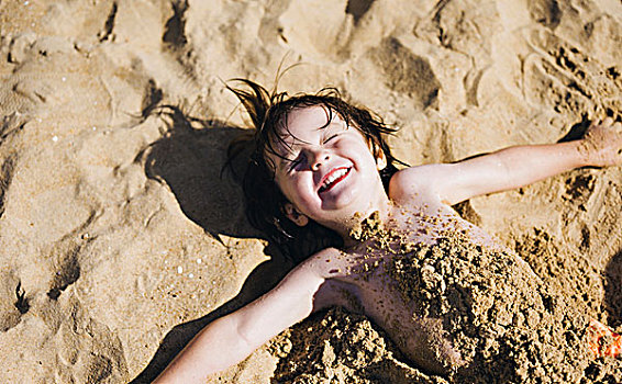 男孩,躺着,背影,海滩,躯干,遮盖,沙子,笑