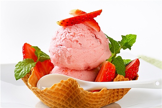 草莓冰激凌,华夫饼,篮子
