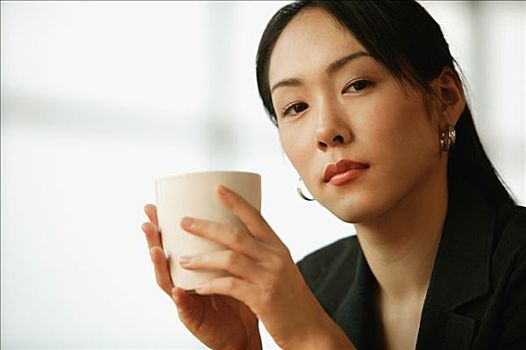 女青年,坐,书桌,拿着,大杯