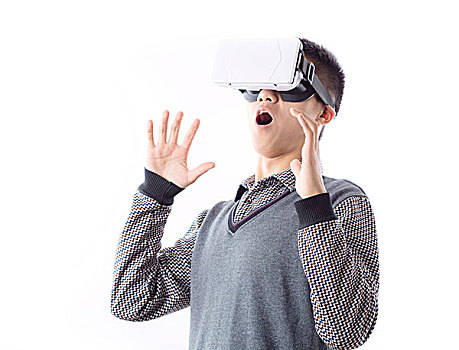 中年男子戴着虚拟现实耳机是由vr经验目瞪口呆