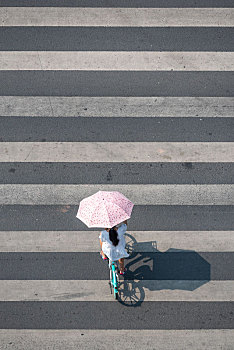 人行道上过路的打伞美女