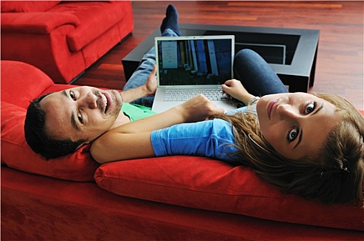 幸福伴侣,开心,工作,笔记本电脑,在家,红色,沙发