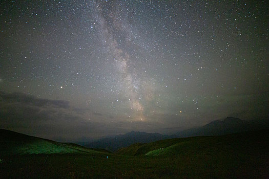 新疆将布拉提夜晚银河星轨风光