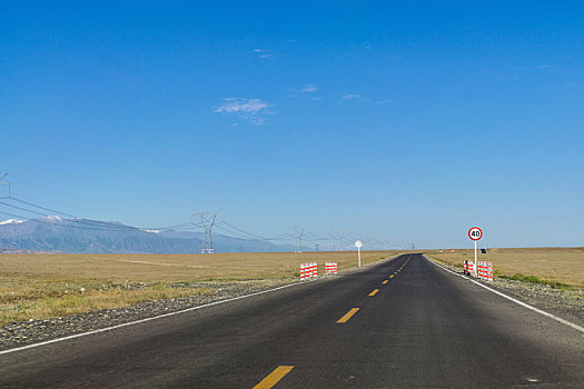 夏季新疆戈壁公路直行道汽车背景