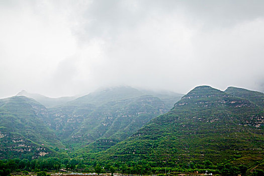 云雾笼罩着山峰