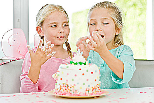 两个女孩,吃,生日蛋糕