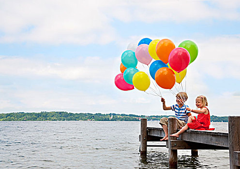 孩子,拿着,气球,木质,码头