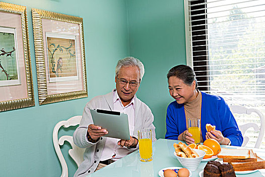 老夫妻在餐厅用早餐