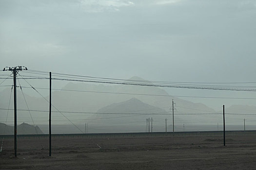 青海格尔木,市区南面戈壁上空,风起沙尘漫天能见度低