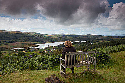 女人,坐,木制长椅,远眺,风景,茂尔岛,苏格兰