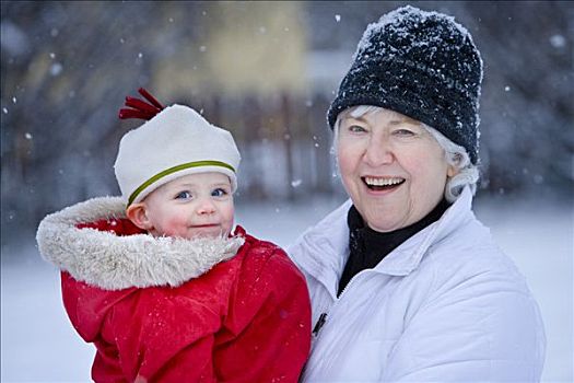 肖像,祖母,孙女,站立,户外,落下,雪,冬天,阿拉斯加