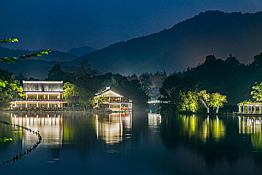 杭州西湖花港观鱼夜景