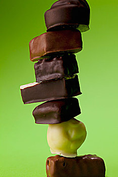 巧克力,果仁糖,绿色背景