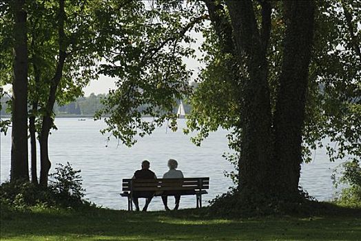 老,夫妇,坐,公园长椅,湖,基姆湖,上巴伐利亚,巴伐利亚,德国