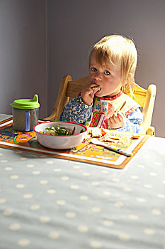 幼儿,女孩,吃饭,桌子