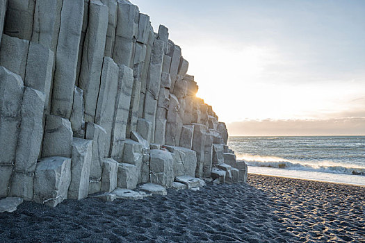 冰岛黑沙滩玄武岩日出景观