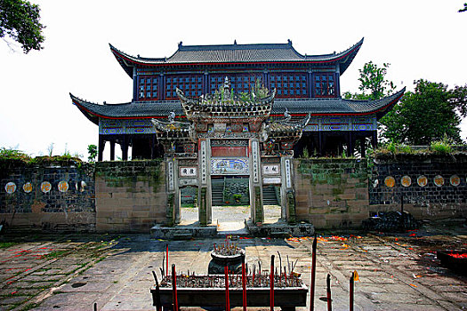 重庆市北培区,原江北县,柳荫乡塔坪寺古老的明代坊门建筑的精品与新修复的接引殿叠加形成了鲜明的对比