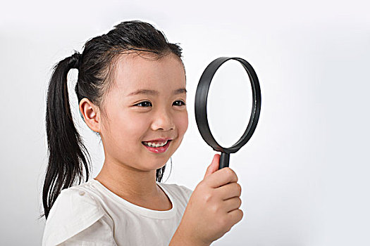 手拿放大镜的小女孩