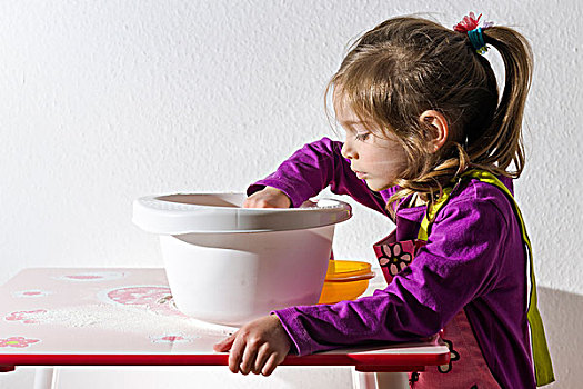 女孩,3岁,烘制,搅拌,成分,白色,碗
