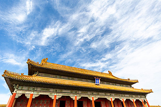 蓝天白云下的北京故宫保和殿
