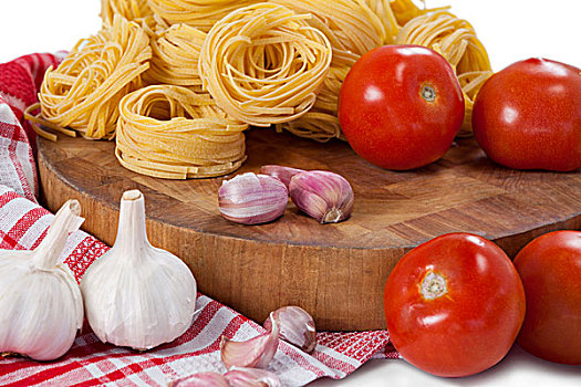 生食,意大利细面条,西红柿,蒜,洋葱,餐巾,布,白色背景