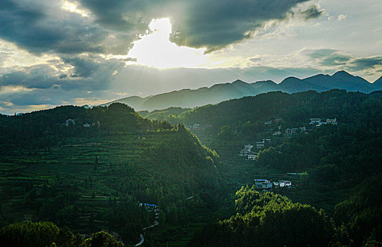 重庆酉阳,夕阳无限美,点灯祈福长