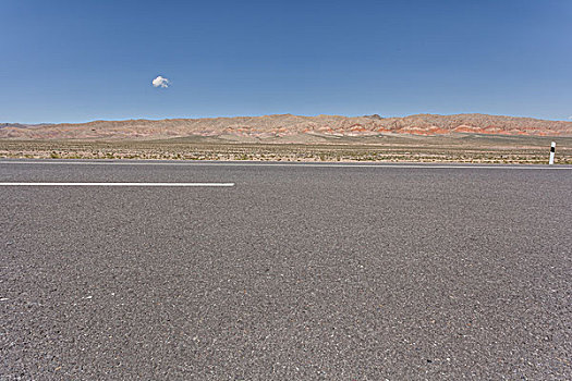 中国西部荒野道路