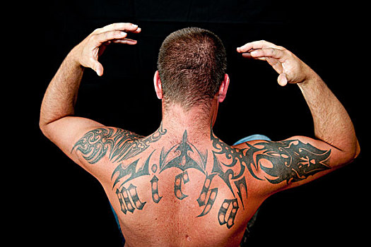 男青年,25-30岁,纹身,手臂