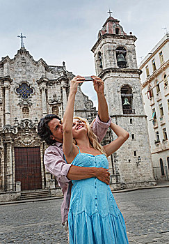 年轻,情侣,智能手机,广场,大教堂,哈瓦那,古巴
