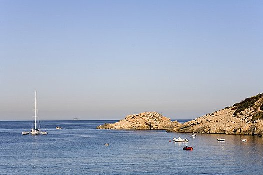 船,岩石海岸,伊比沙岛,西班牙,俯视图