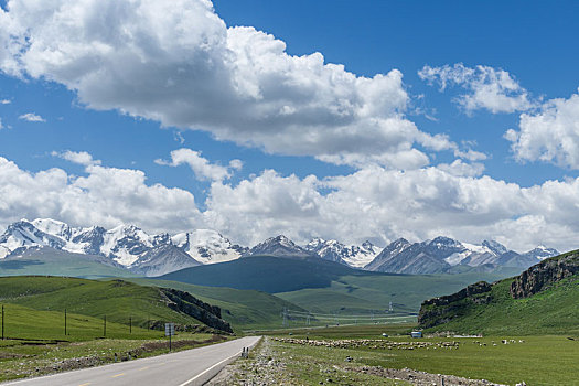 中国新疆夏季蓝天白云下g217独库公路沿途高山草原风光