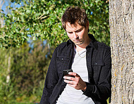 男青年,发短信,公园,埃德蒙顿,艾伯塔省,加拿大