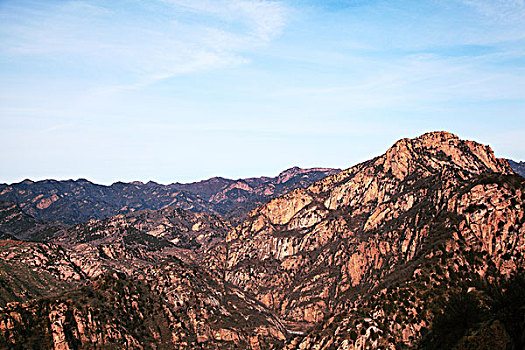 层峦叠嶂的山峰