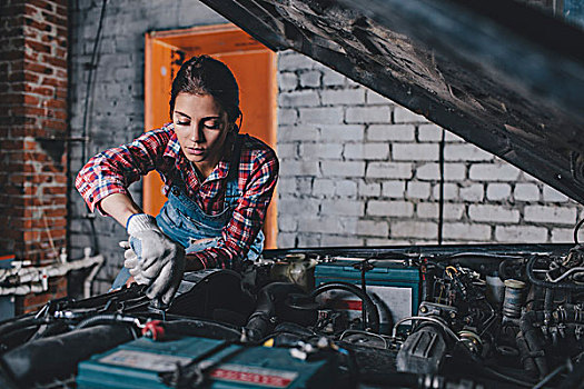 女性,技工,修理汽车,引擎,车库