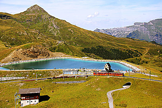 瑞士著名山峰少女峰下的民居