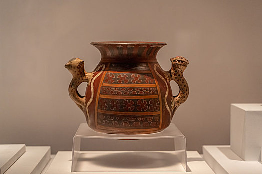 秘鲁印加博物馆藏印加帝国陶美洲豹把手多彩陶瓶