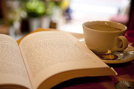 书与咖啡杯